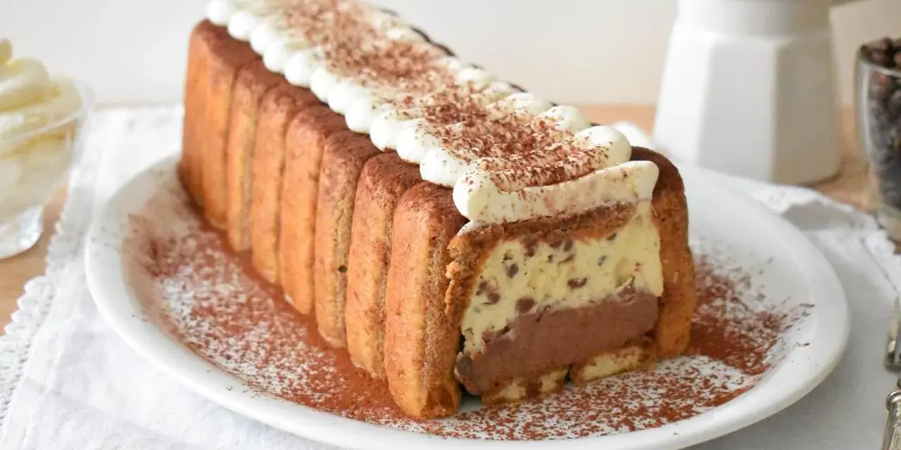 Pyszne włoskie ciasta: tiramisu w kształcie keksówki, otoczone biszkoptami, z kremem i kakao. Idealne na deser.