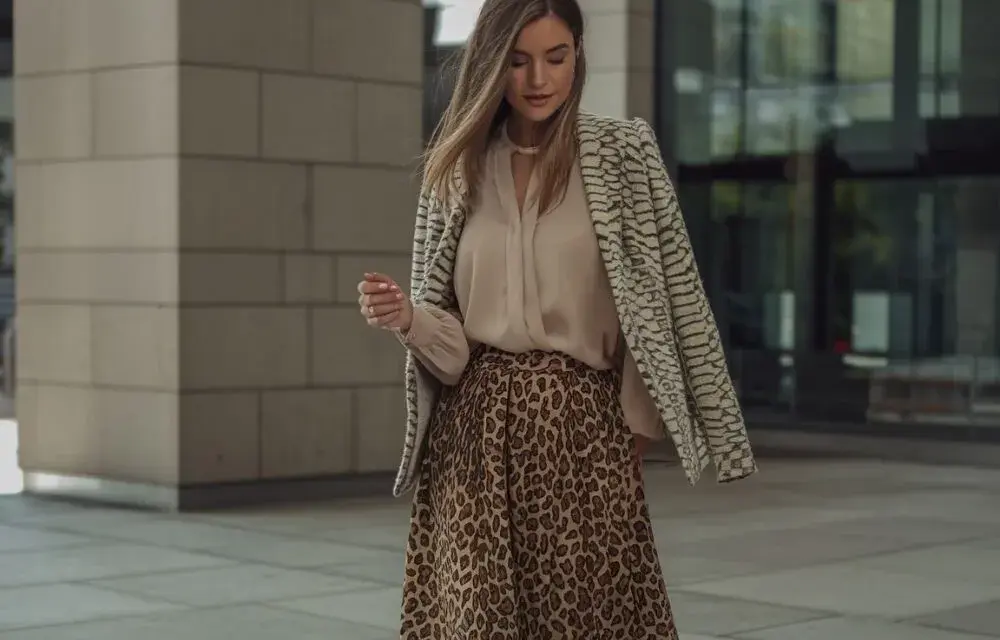 Jaką bluzkę wybrać do plisowanej spódnicy, aby wyglądać stylowo?