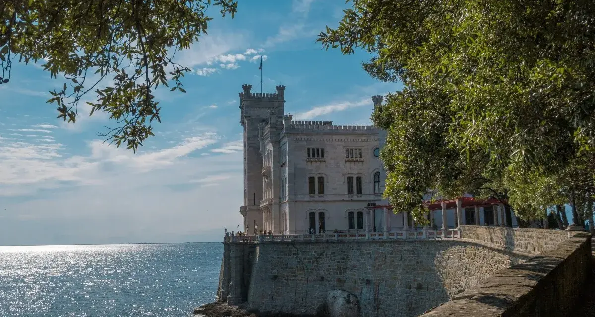 Castello di Miramare, un gioiello tra le cose da vedere a Trieste e dintorni, si affaccia sul mare scintillante.