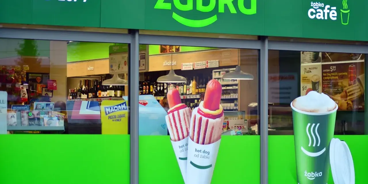Dwa hot dogi i kawa z Żabki, idealne na szybką przekąskę.