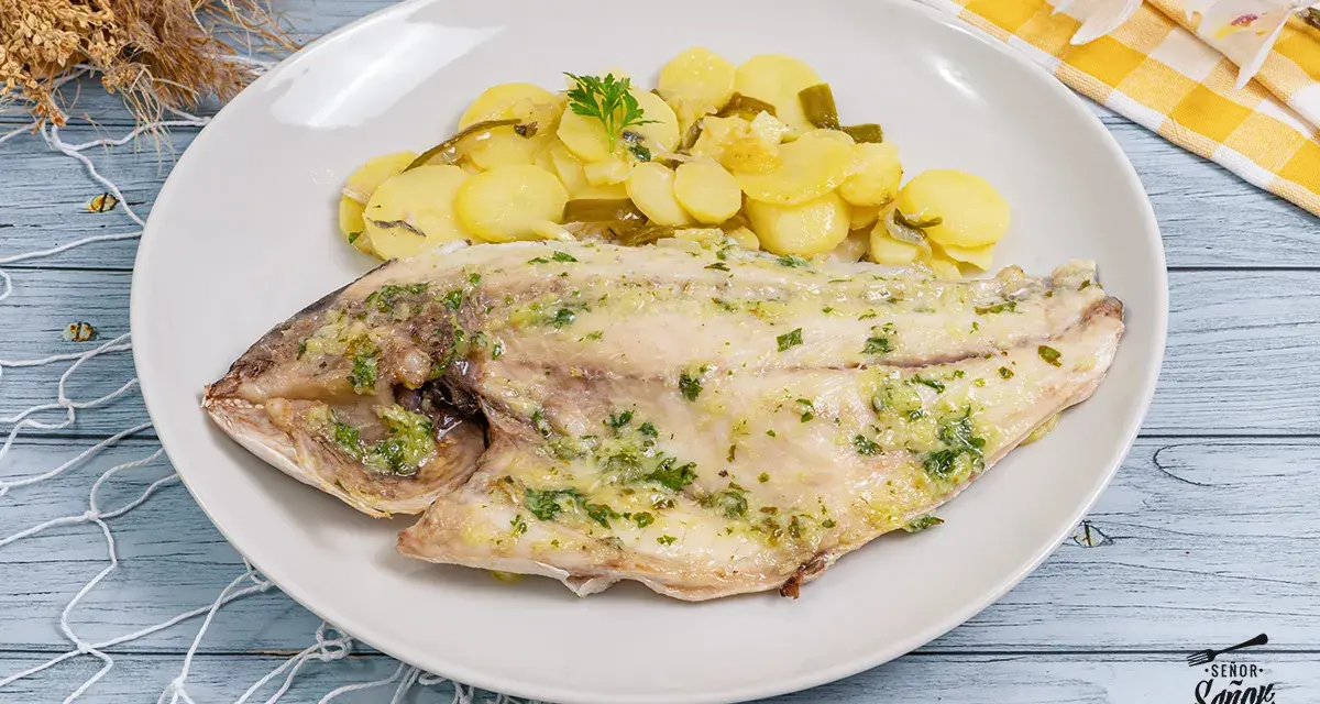 Dorada al horno con patatas panaderas, un plato principal delicioso y saludable.