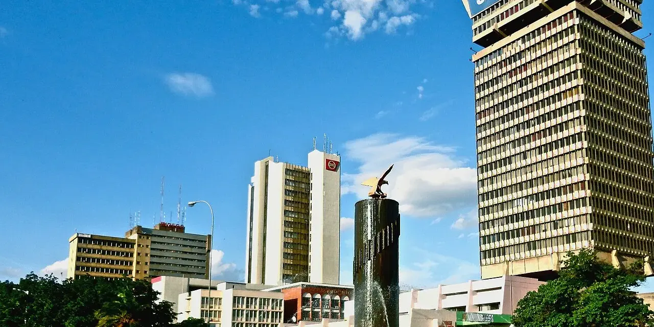 Główne miasto Zambii, Lusaka, z charakterystycznym budynkiem Samsung i fontanną z orłem.