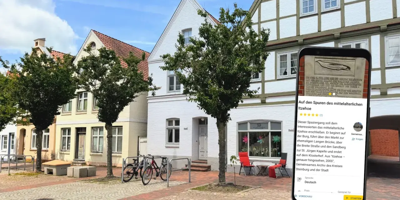 Blick auf die mittelalterliche Itzehoe Altstadt mit Fachwerkhäusern und einem Smartphone, das Informationen über die Stadt anzeigt.