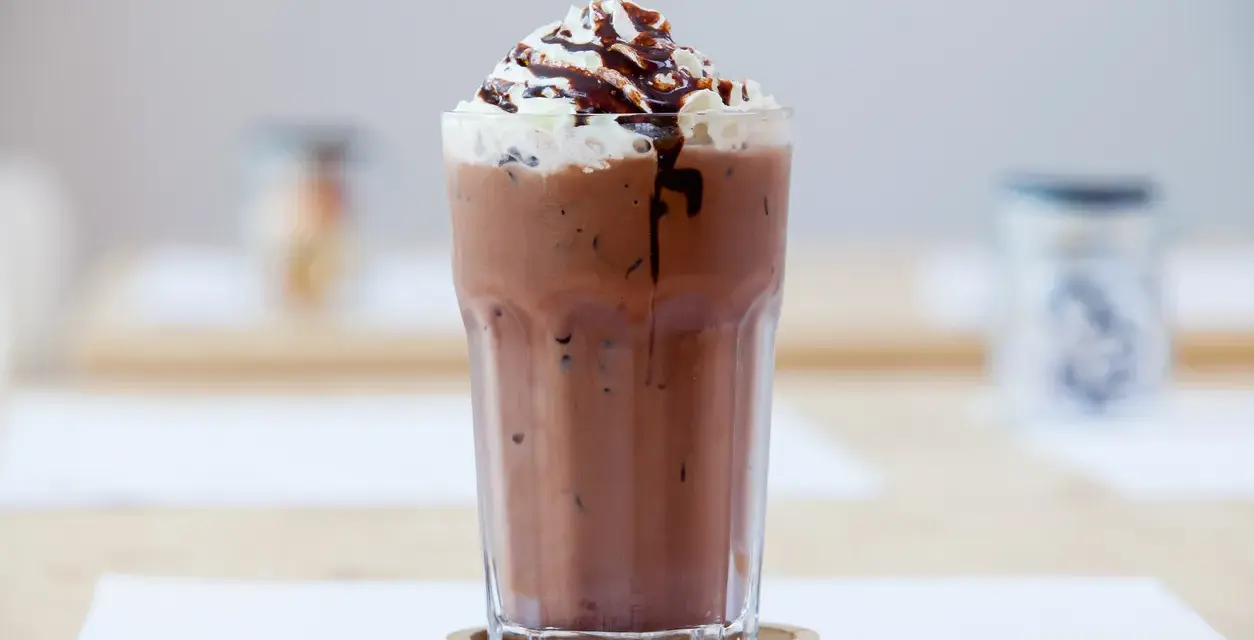 Pyszny shake czekoladowy z bitą śmietaną i polewą. Idealny przepis na deser.