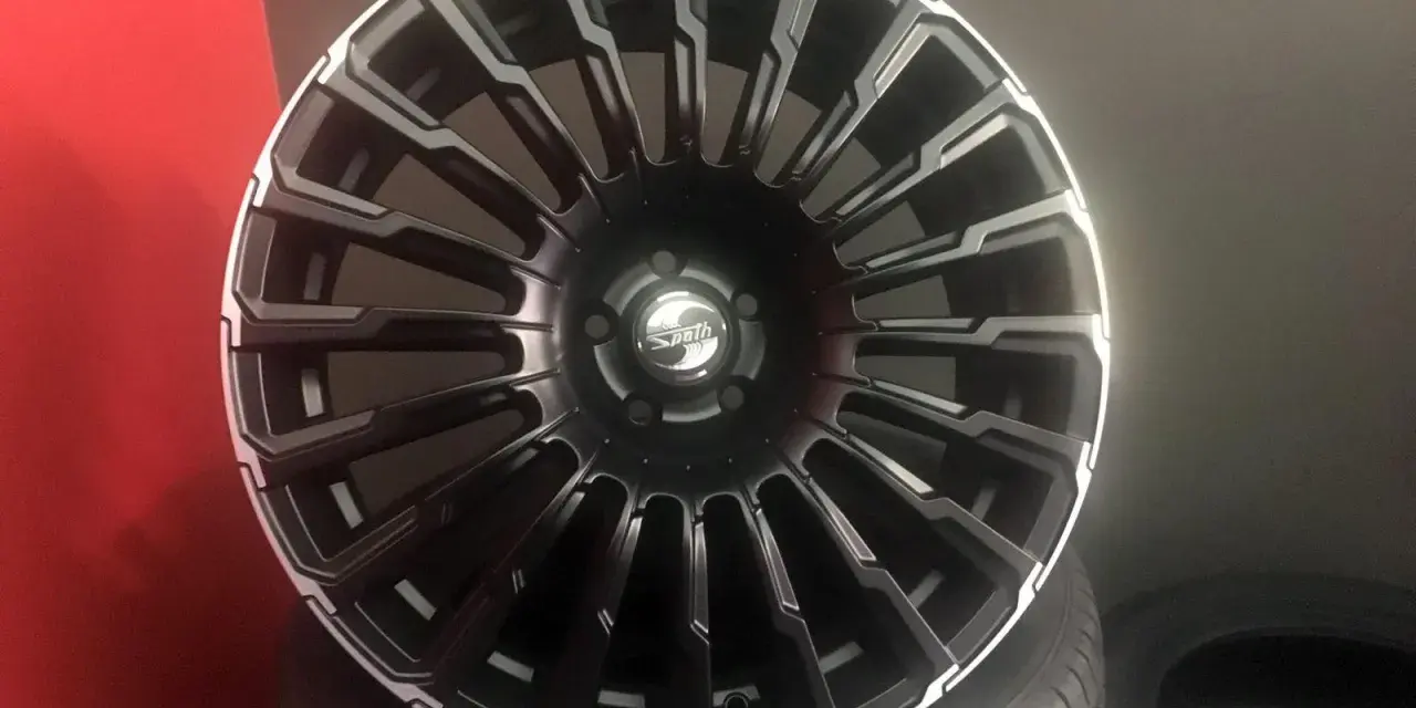 Cerchi in lega neri con dettagli diamantati, perfetti per dare un look aggressivo alla tua Range Rover.