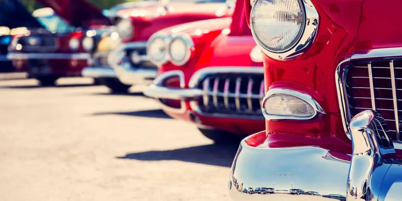 Una fila di auto d'epoca rosse scintillanti, un vero spettacolo per gli occhi. Dopo quanti anni un'auto diventa d'epoca?