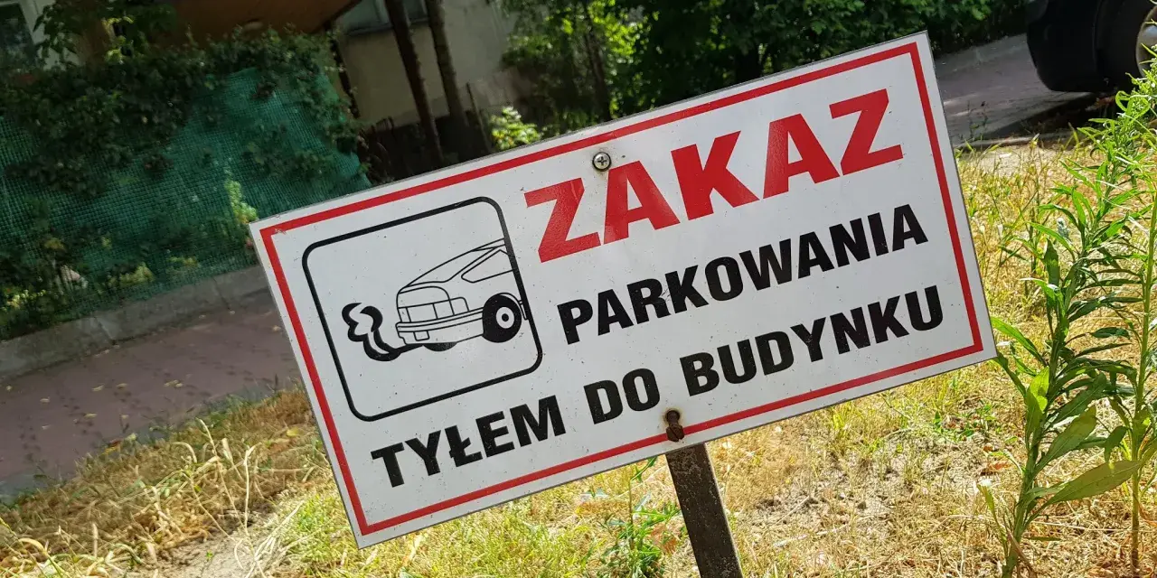 Czy można parkować tyłem do budynku? Sprawdź przepisy i uniknij mandatu