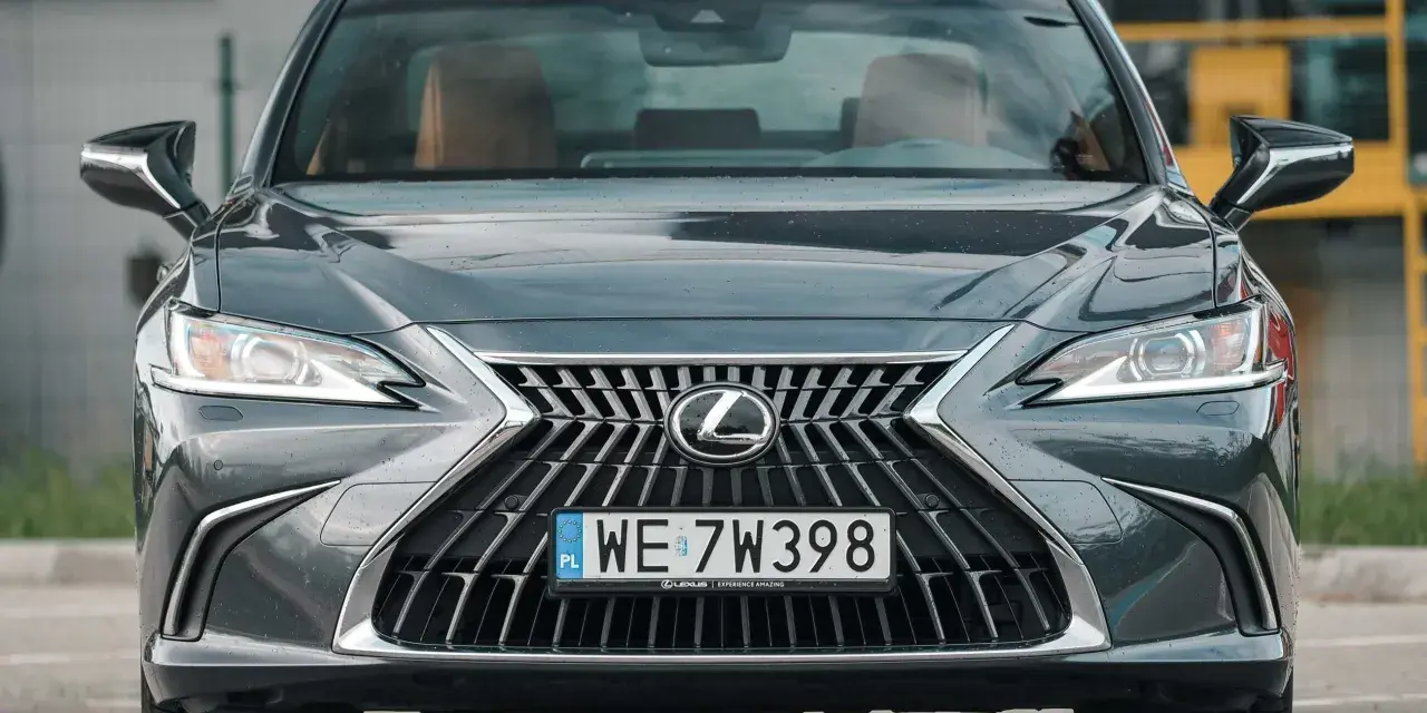 Szara hybryda Lexus ES 300h z przodu, z widocznym grillem i logo.