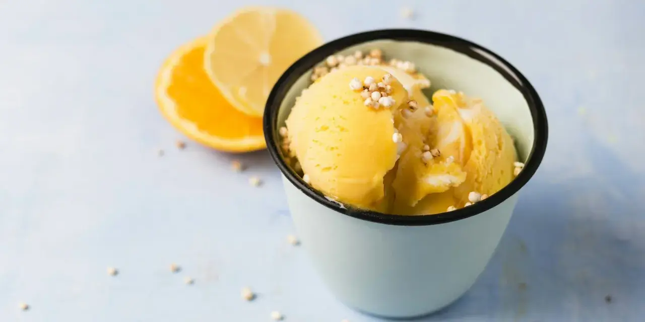 Erfrischendes, selbstgemachtes Orangeneis mit Zitronenscheiben und gepufften Amaranth-Körnern. Perfekt für heiße Tage!