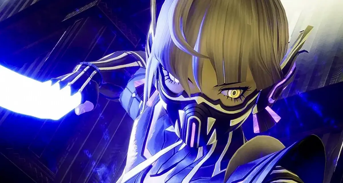 Personaje de Shin Megami Tensei V con armadura azul y dorada, máscara y ojos amarillos brillantes, emitiendo luz azul.
