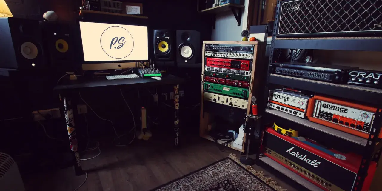 Profesjonalne studio nagraniowe z komputerem, monitorami studyjnymi i rackiem pełnym sprzętu. Idealne miejsce dla wytwórni muzycznych dla początkujących.