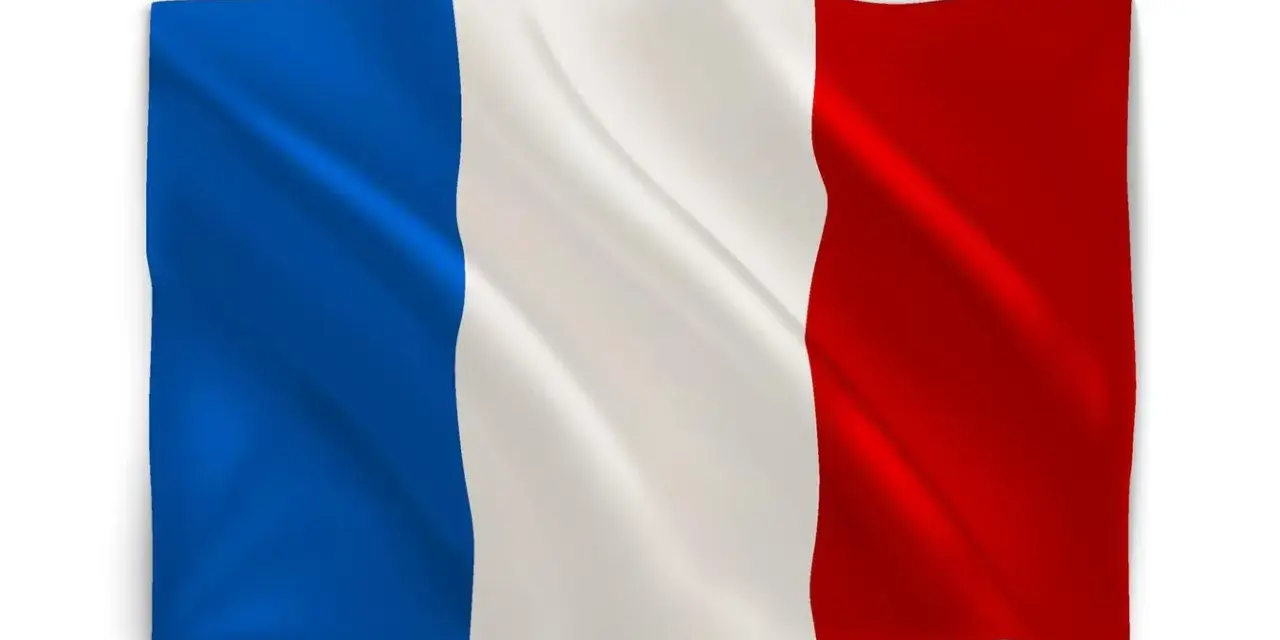 Onda la bandera azul blanco y rojo, símbolo de libertad y orgullo.