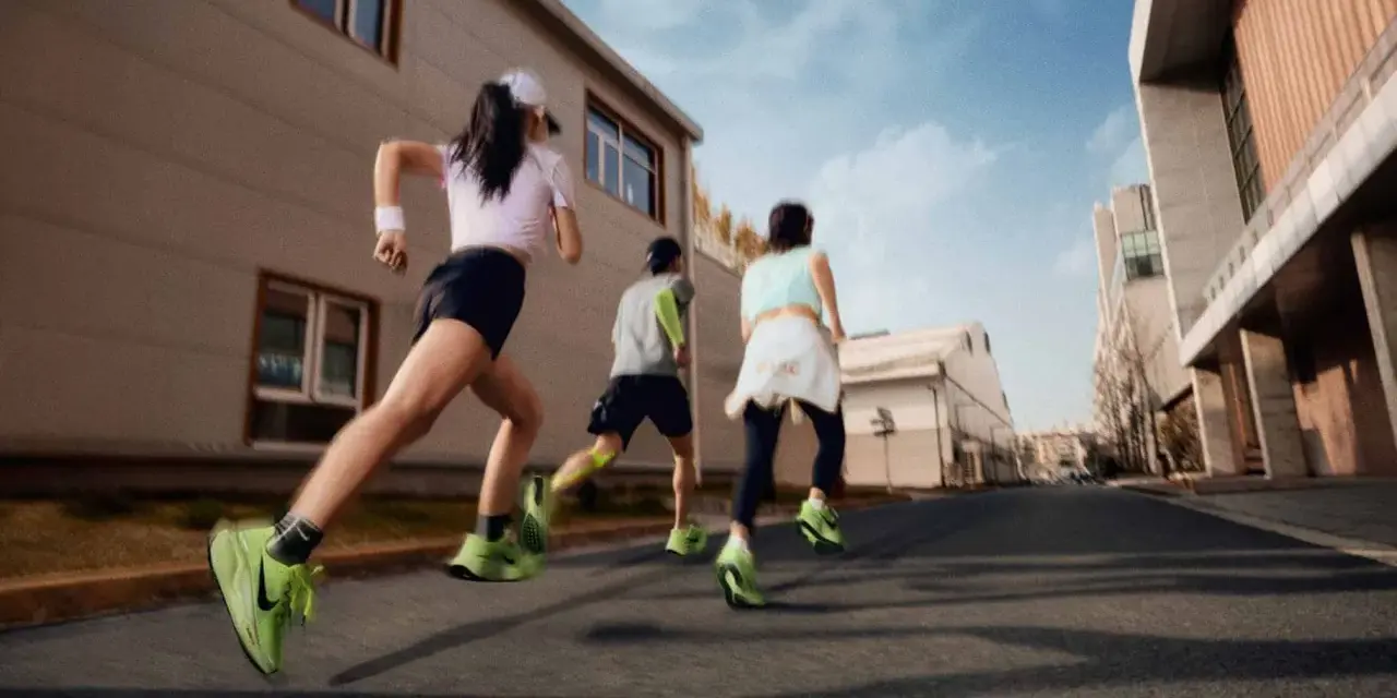 Tre persone corrono un'ora al giorno in città, con scarpe da ginnastica verdi brillanti che spiccano.