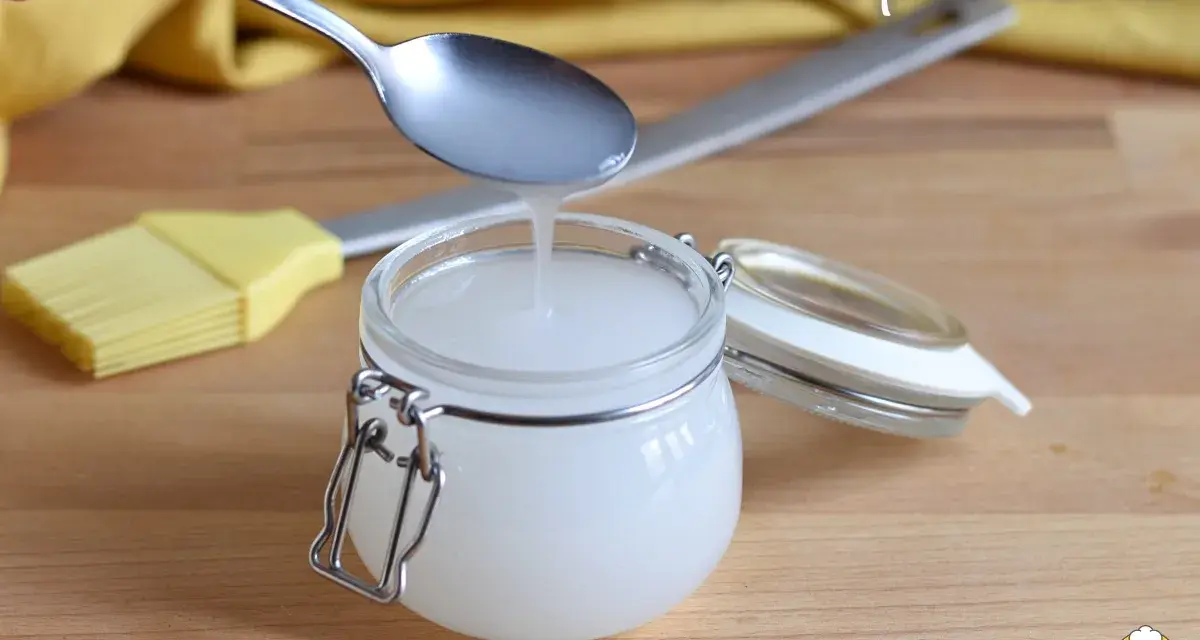 Gelatina per torte fatta in casa, limpida e lucida, pronta per essere spalmata con un pennello.