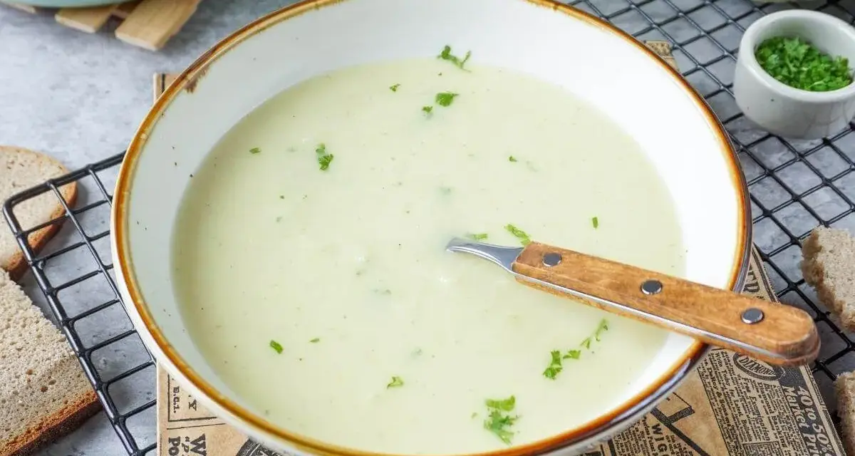 Cremige Kohlrabisuppe, perfekt für ein wärmendes Kohlrabisuppe rezept. Mit frischer Petersilie garniert und Brot serviert.