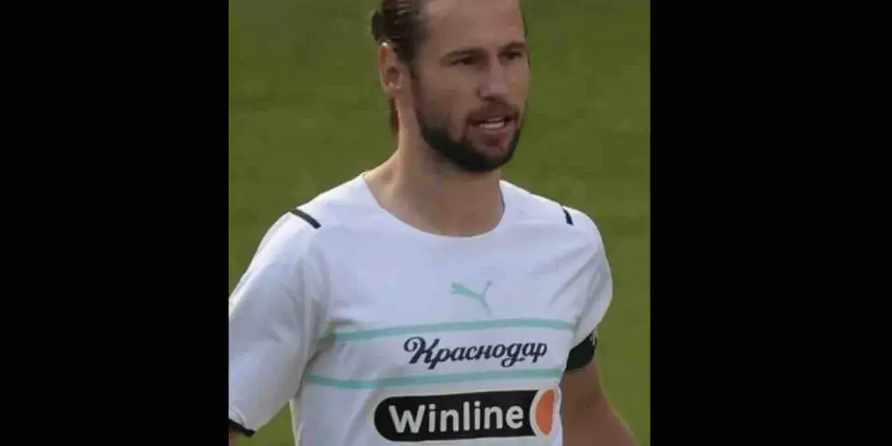 Piłkarz w białej koszulce z napisem "Krasnodar" i logo "Winline". To właśnie tam Krychowiak gra.