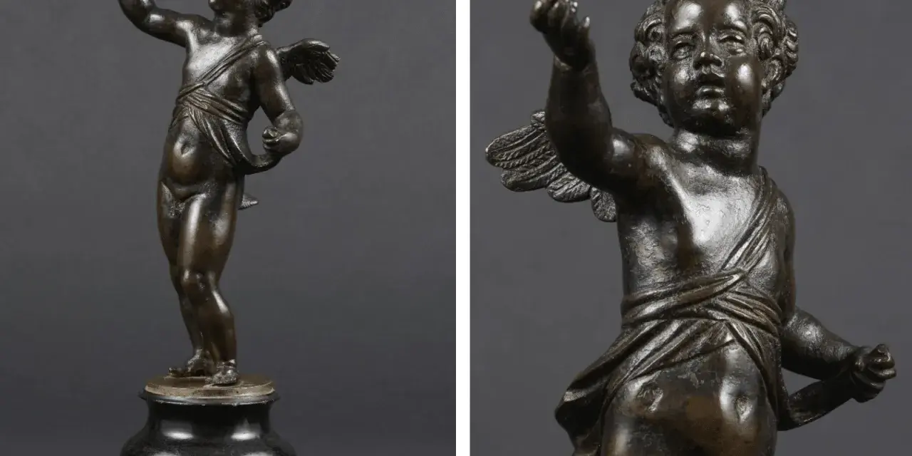 Brązowy putto z uskrzydlonymi plecami, w pozie gestykulacji, na ciemnym tle.