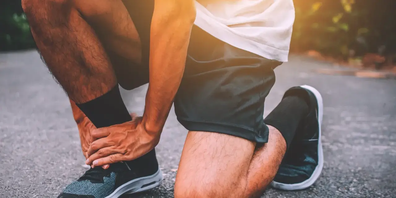 Corredor con dolor en el tobillo, buscando calzado para tendinitis peroneos.