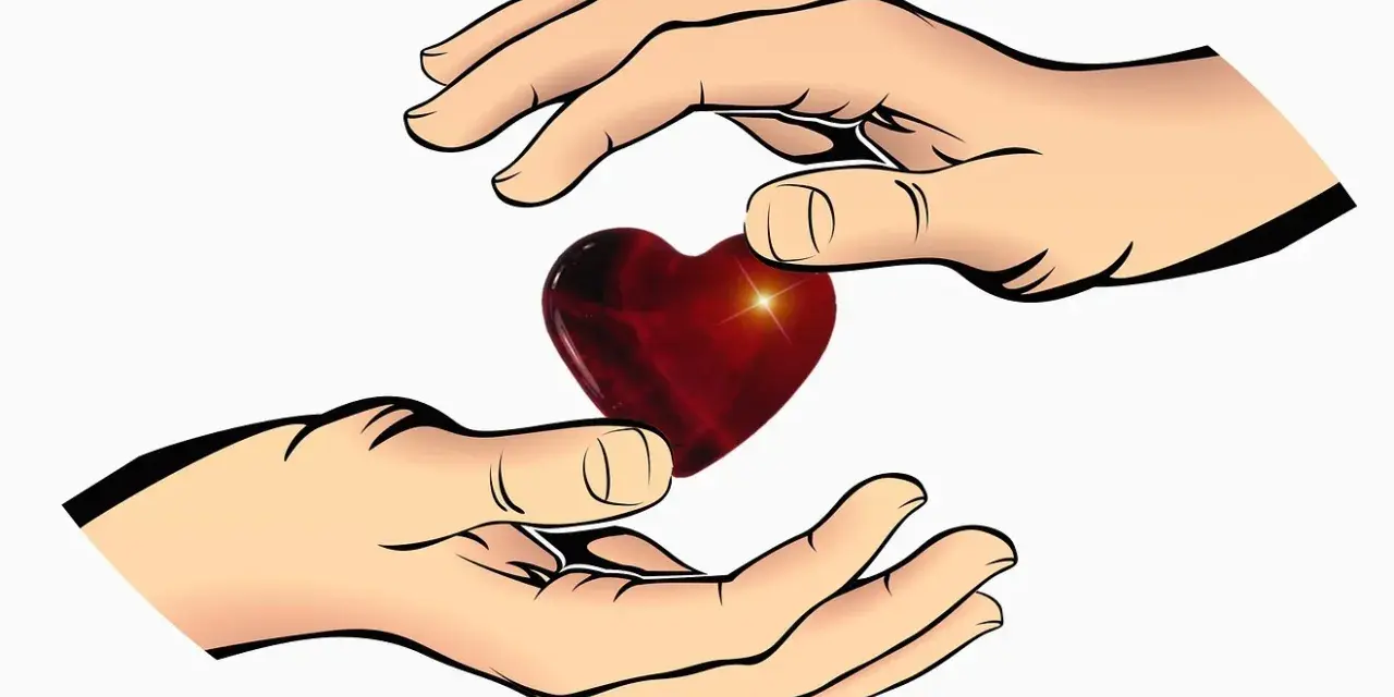 Zwei Hände reichen sich ein Herz. Ein Symbol der Liebe, wie in Psalm 139,5 beschrieben: "Du umschließt mich von allen Seiten.