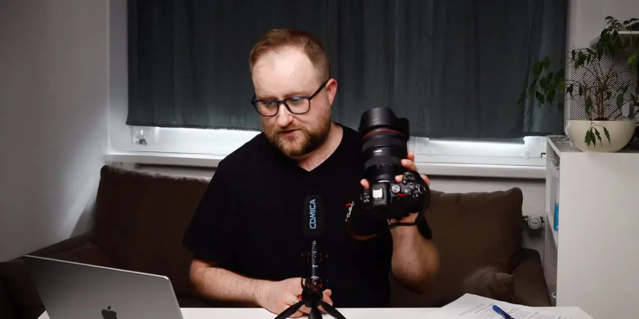 Mężczyzna prezentuje aparat fotograficzny, omawiając elementy kursu fotografii dla początkujących.