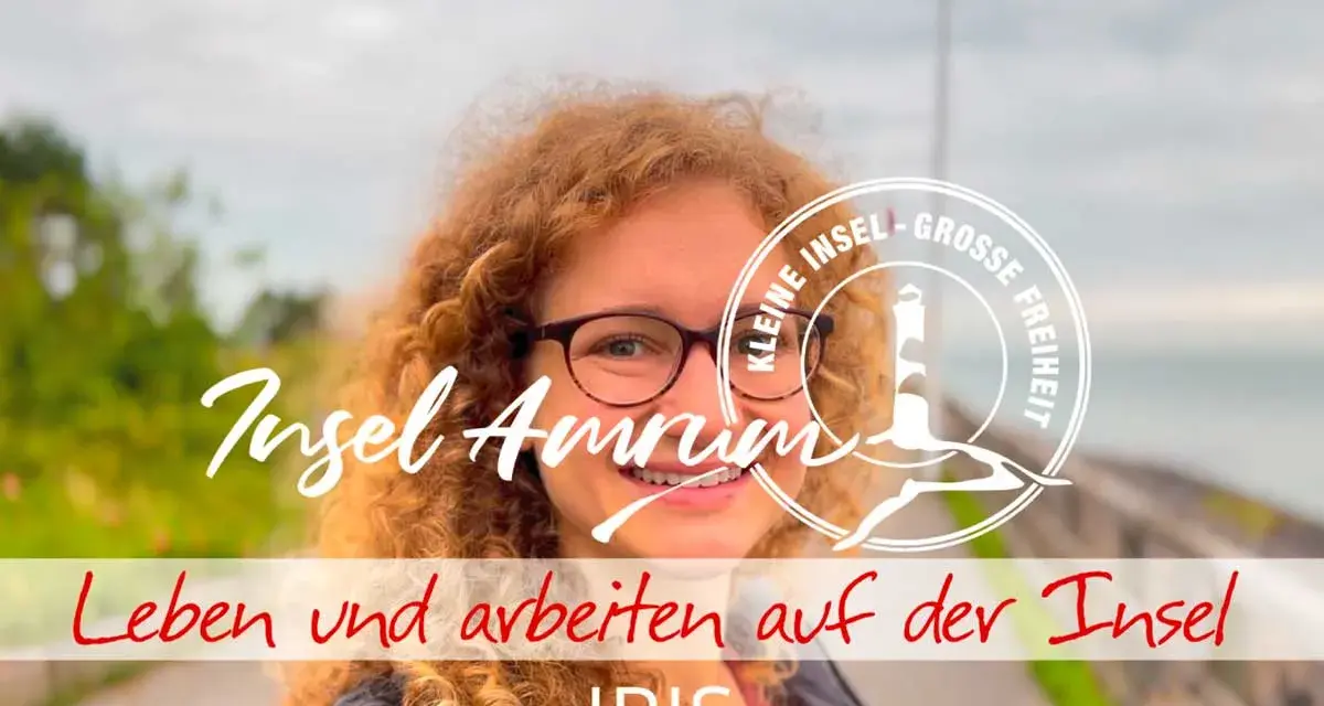 Iris, die das Leben und Arbeiten auf Amrum genießt, lächelt in die Kamera. Ein Kreis mit einem Leuchtturm und der Aufschrift "Kleine Insel - Große Freiheit" umrahmt ihr Gesicht.