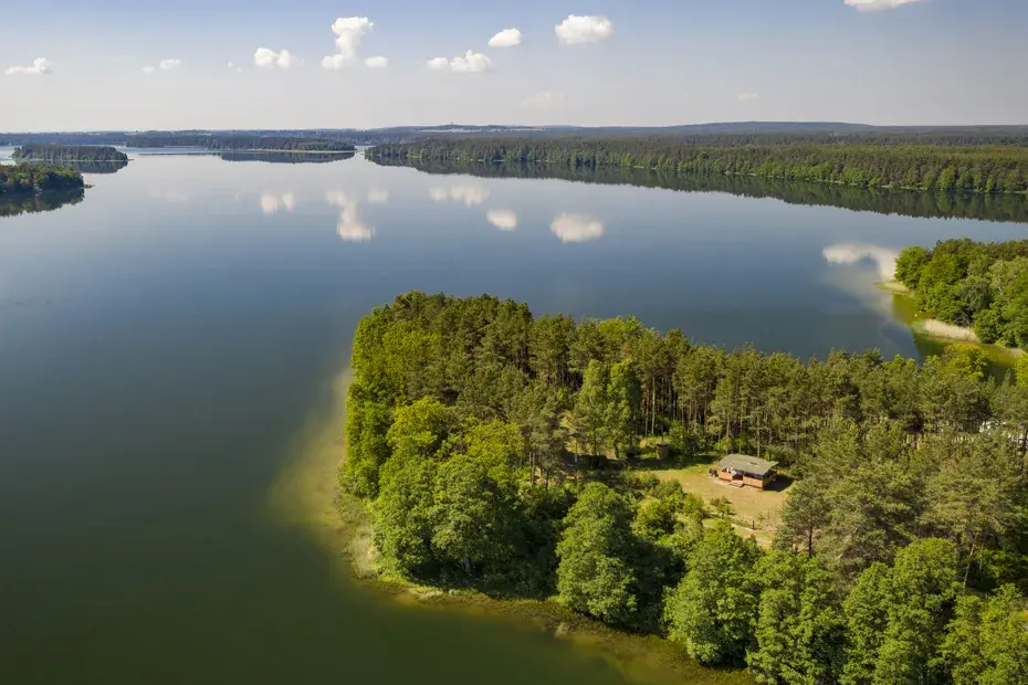 Jezioro Wdzydzkie: Tajemnice, atrakcje i unikalna przyroda w sercu Kaszub