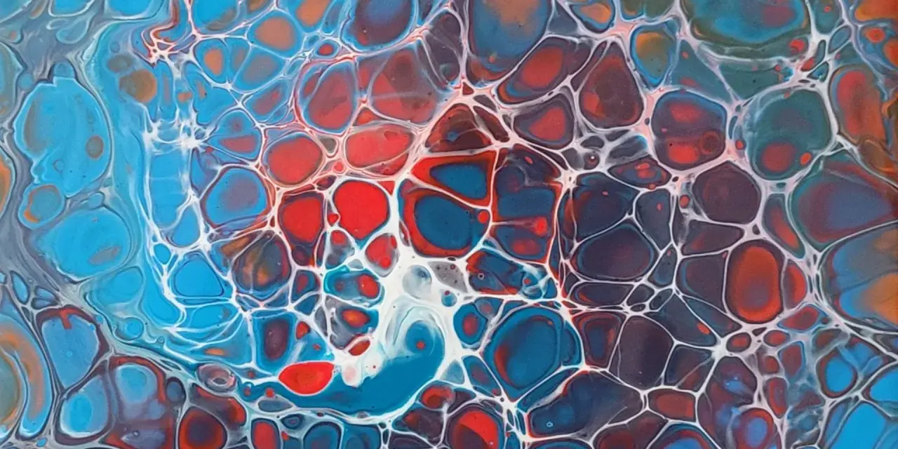 Tableau peinture acrylique facile à faire, aux cellules bleues, rouges et blanches, rappelant une structure cellulaire ou un réseau organique.