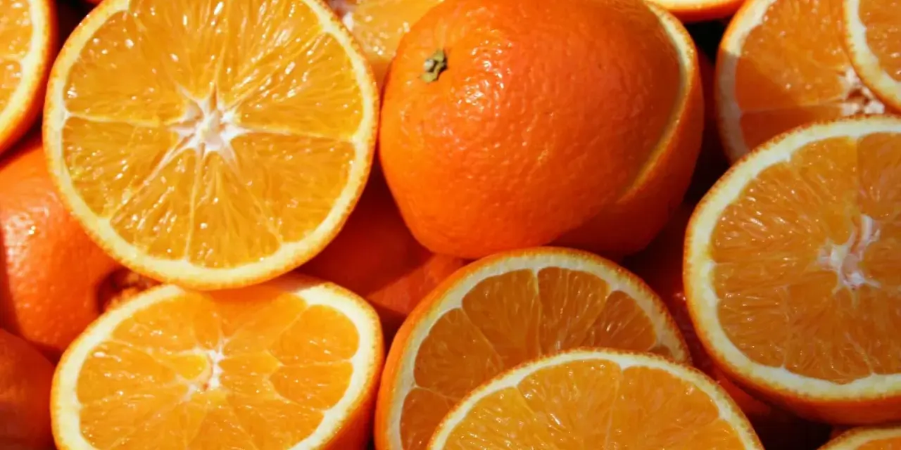 Pomarańcze, idealne do drinków z Cointreau triple sec. Soczyste plastry i całe owoce tworzą apetyczny obraz.