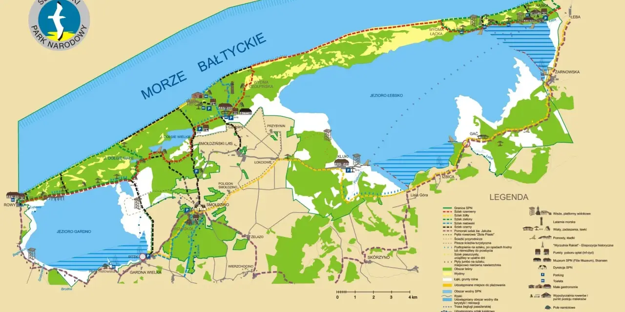 Mapa Słowińskiego Parku Narodowego z zaznaczonymi szlakami pieszymi i rowerowymi, jeziorami, wydmami i miejscowościami. Idealna do planowania wycieczki rowerem po SPN.