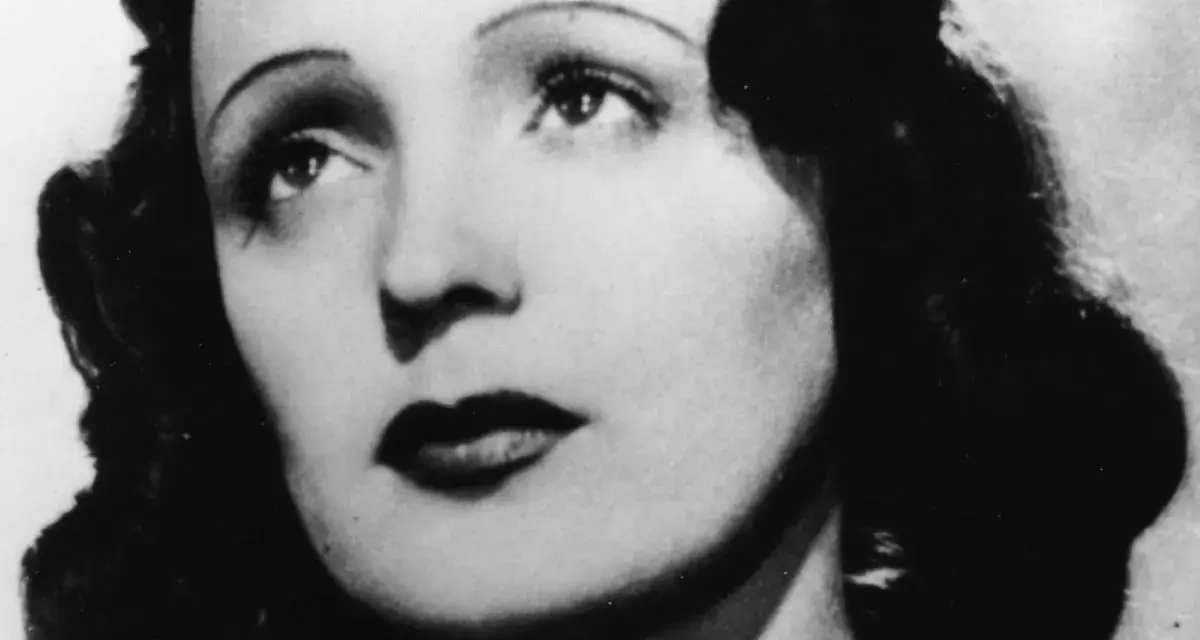 Edith Piaf, ikona francuskich piosenek, z charakterystycznym spojrzeniem i burzą ciemnych włosów.