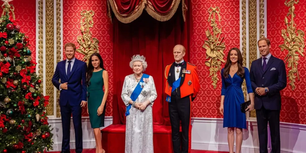 Figury królewskie w muzeum figur woskowych Londyn: Elżbieta II, książę Filip, książę Harry, Meghan Markle, książę William i Kate Middleton.