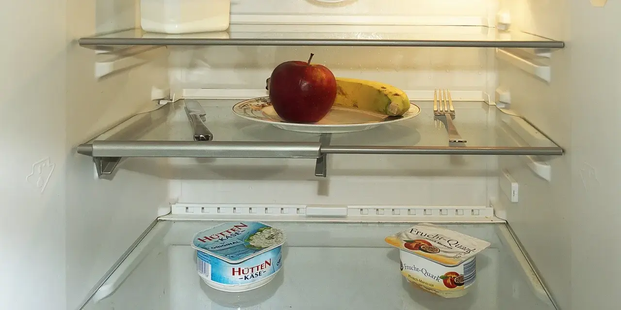 Jak rozmrozić lodówkę? Krok po kroku, bezpiecznie i bez błędów!