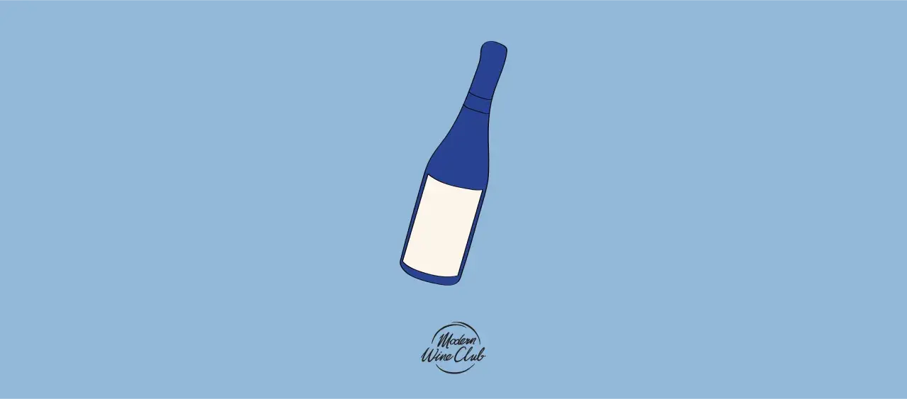 Niebieska butelka wina z jasną etykietą, unosząca się na błękitnym tle. Pod spodem logo "Modern Wine Club".
