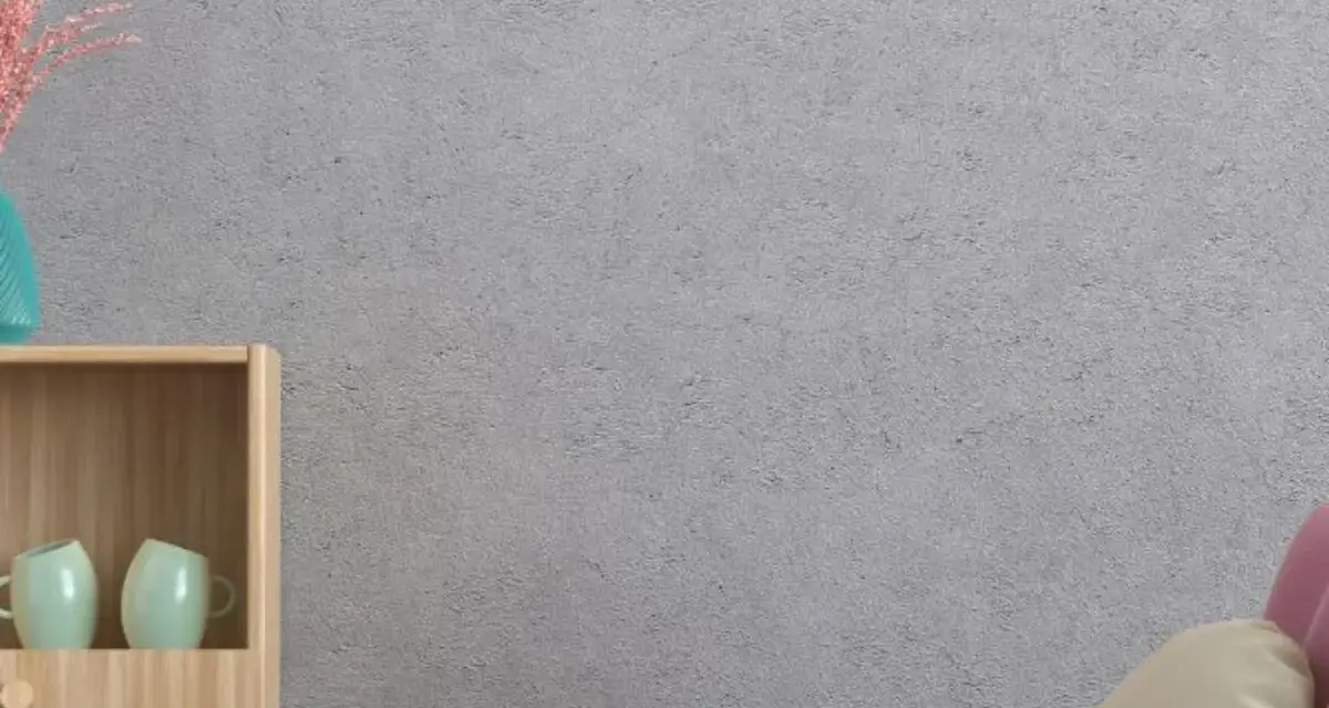 Un elegante papel pintado sobre gotele cubre la pared gris. Muebles de madera y tazas verdes decoran el espacio.