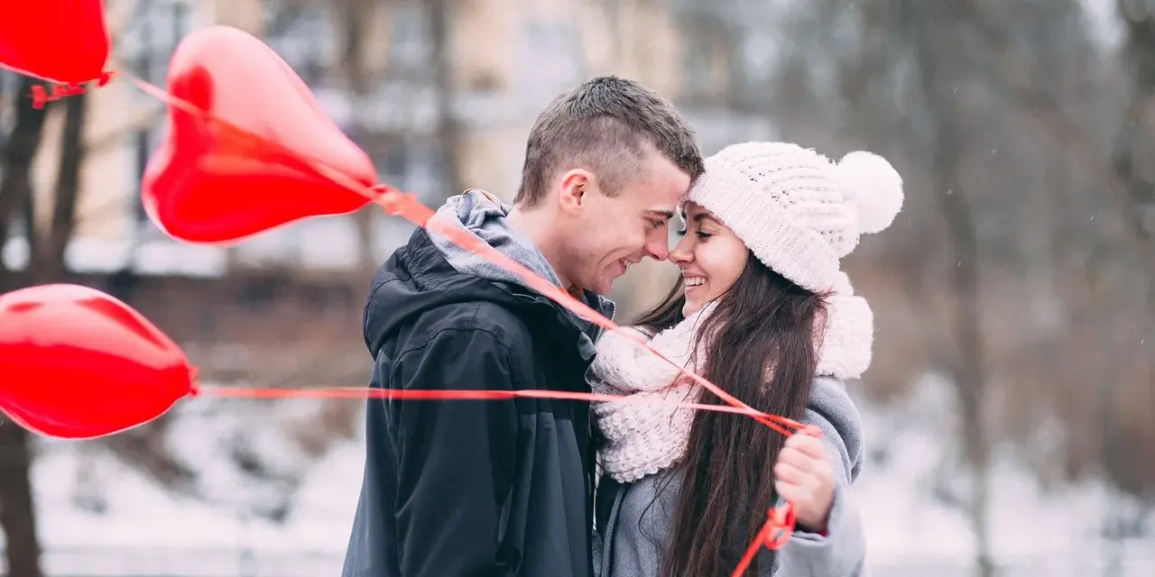 Para sprawia, że dziewczyna czuje się wyjątkowa, gdy mówi jej, że jest dla niego całym światem. Czerwone balony w kształcie serca dodają romantyzmu.