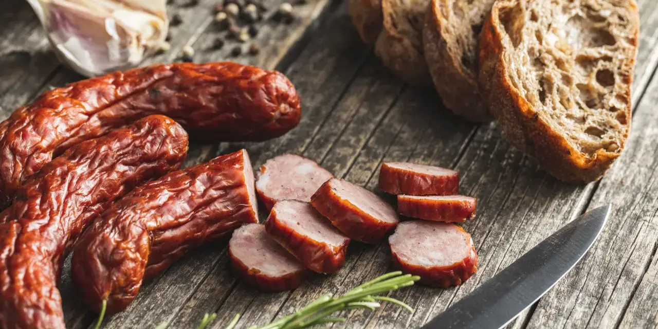 Jak wędzimy kiełbasę - proste sposoby na idealny smak i aromat