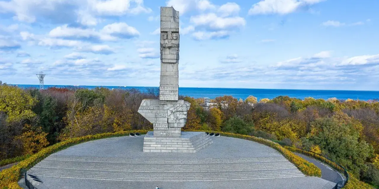 Pomnik Obrońców Wybrzeża na Westerplatte. Monumentalna rzeźba upamiętnia bohaterską historię obrony Polski.