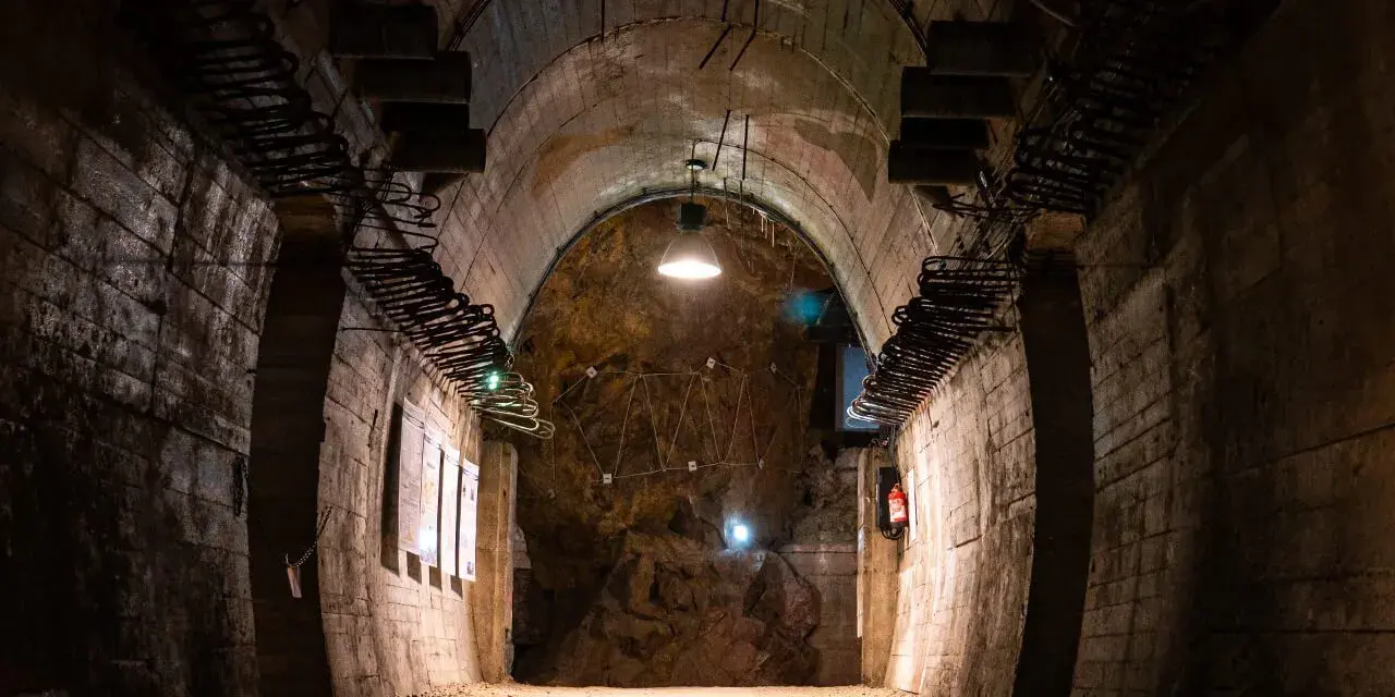 Wnętrze tunelu w Kompleksie Riese. Warto zobaczyć surowe ściany, odsłonięte zbrojenia i tajemniczą instalację na końcu.
