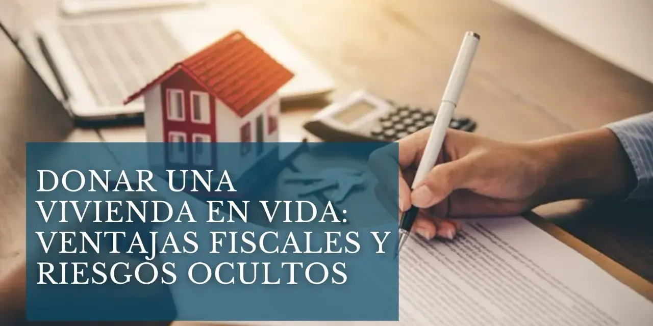 Mesa con maqueta de casa, calculadora y mano firmando un documento. Se puede regalar una casa, explorando ventajas fiscales y riesgos.