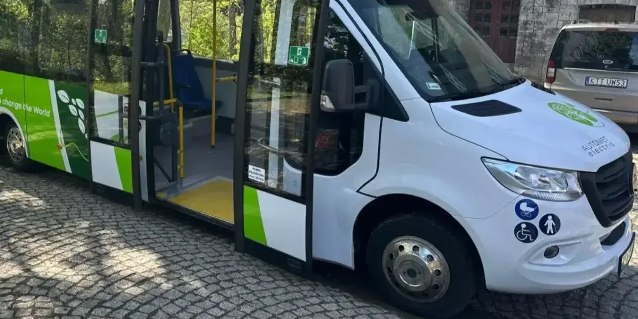 Elektryczny bus "100% ELECTRIC" z zielonymi akcentami, idealny na wycieczkę do Morskiego Oka. Jak dojechać? Ten ekologiczny pojazd to świetny wybór!