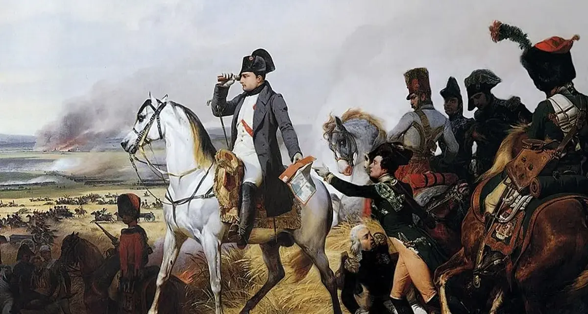 Napoléon, sur son cheval blanc, observe la bataille. La fumée des combats annonce la victoire de Napoléon.