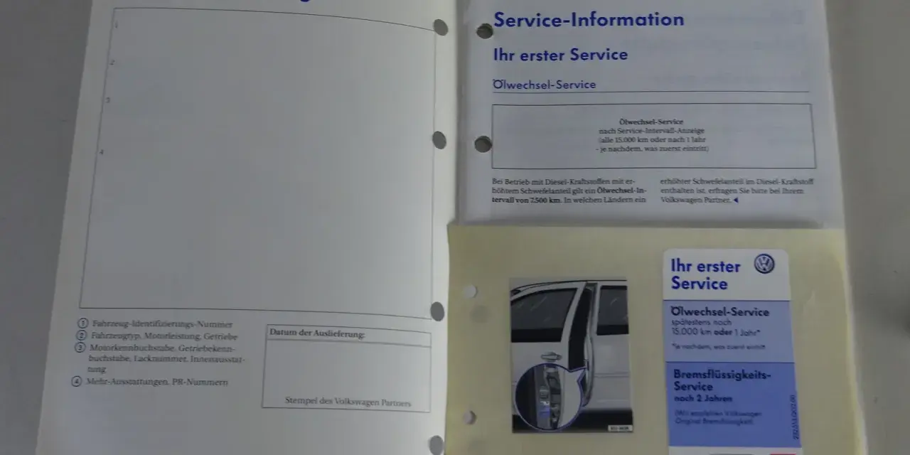 Ein offenes Serviceheft mit dem Titel "Fahrzeugdatenträger" und "Service-Information". Darunter Informationen zum Ölwechsel-Service und Bremsflüssigkeits-Service.