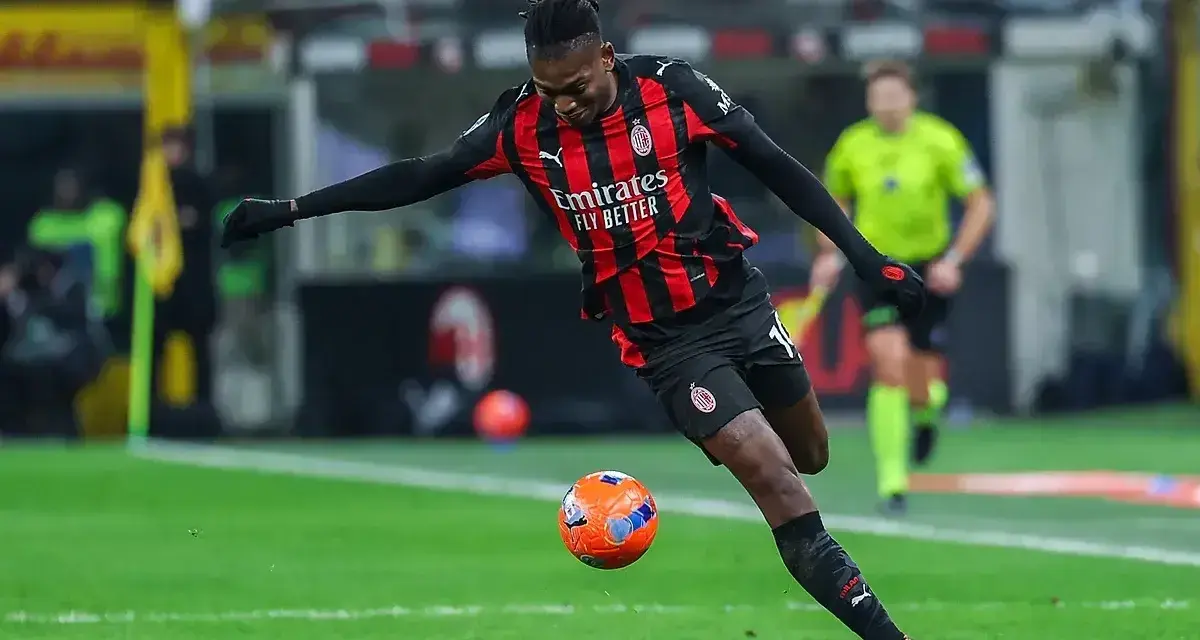 Piłkarz A.C. Milan w akcji podczas meczu z Lazio.