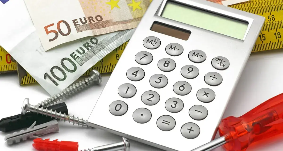 Calculatrice, euros, vis et cheville : tout pour estimer les ressources maprimerenov plafond.