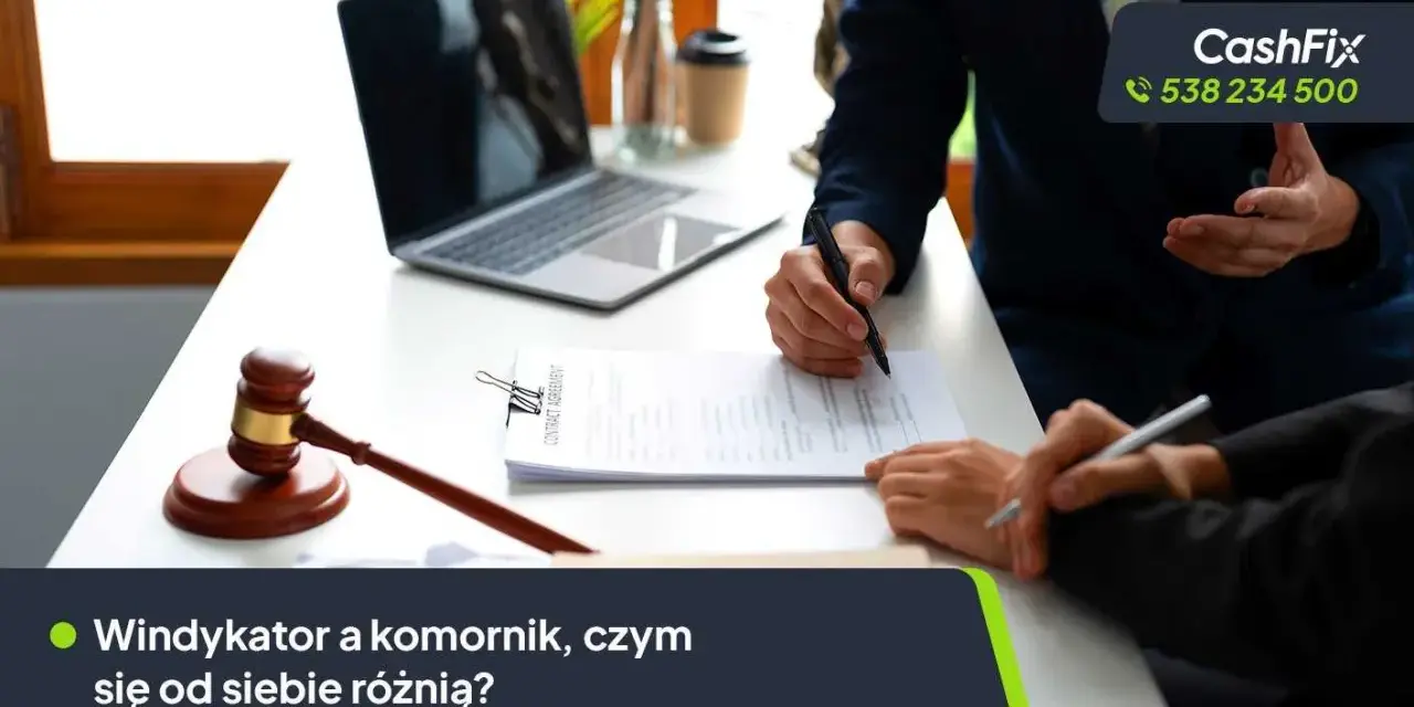 Wierzyciel kto to? Dwie osoby przy biurku podpisują umowę, obok młotek sędziowski i laptop.