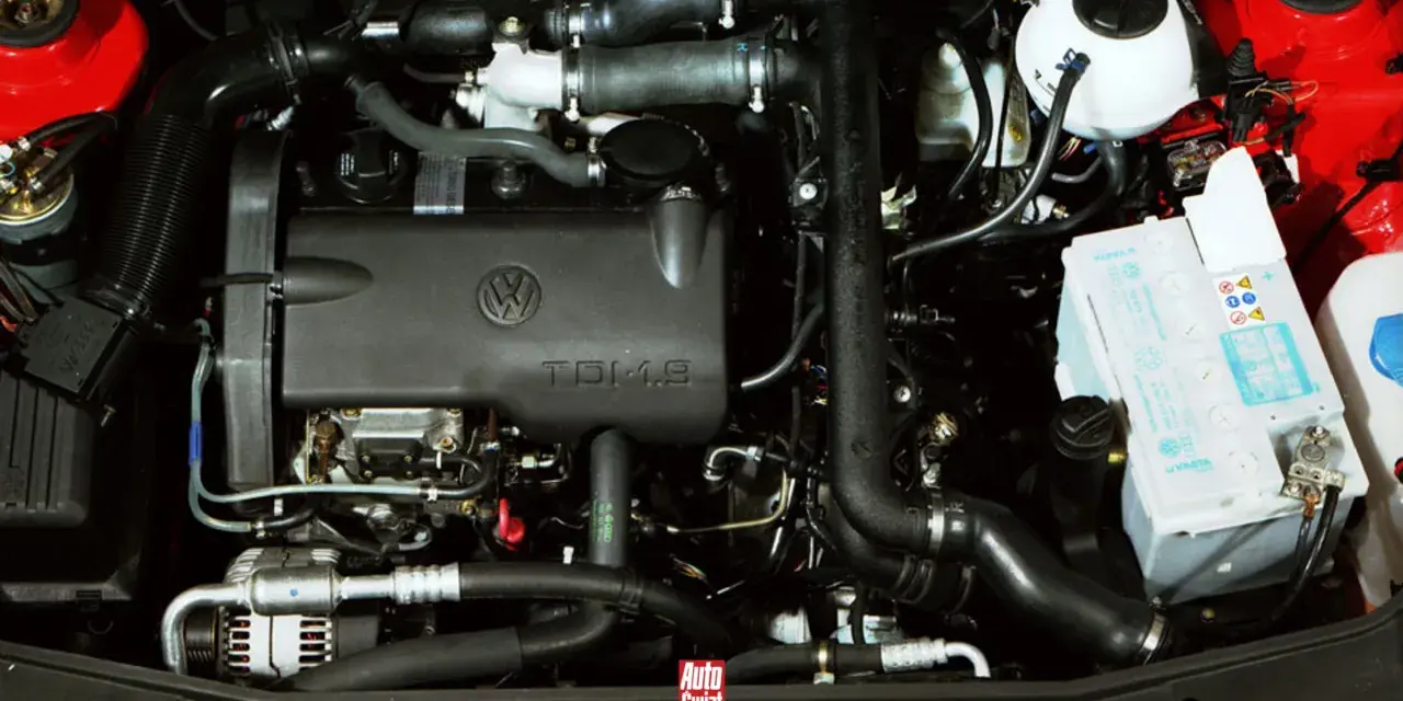 Silnik TDI 1.9 Volkswagena z widocznym akumulatorem i elementami układu dolotowego.