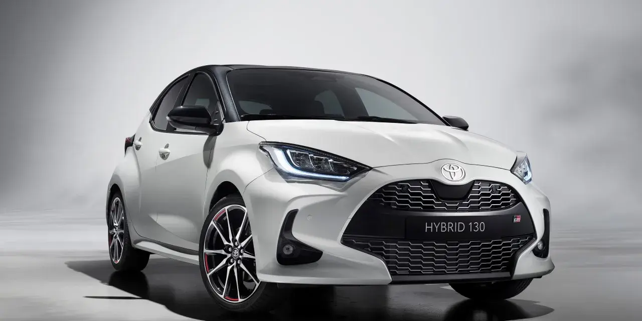 Biała Toyota Yaris Hybrid 130 z czarnym dachem i sportowymi felgami, gotowa na miejskie wyzwania.