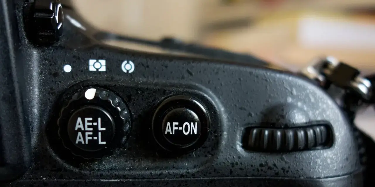 Gros plan sur un appareil photo, montrant le bouton "AF-ON" pour le **back button focus**.