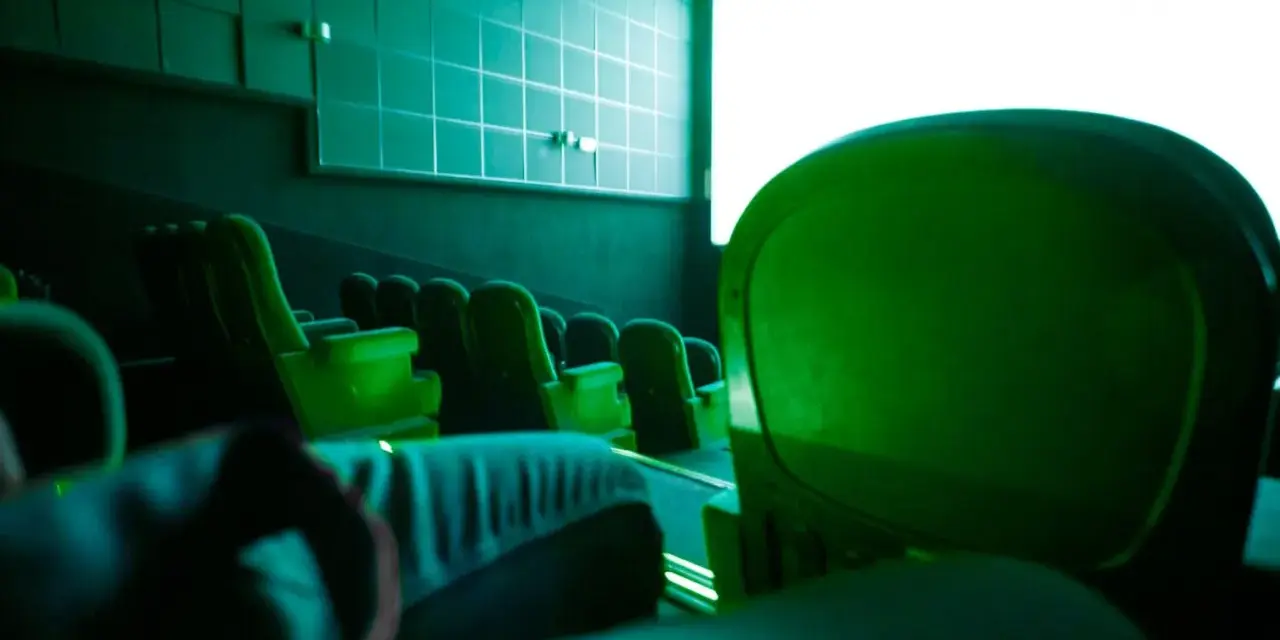 Puste zielone fotele kinowe, idealne jastrzębia góra atrakcje na niepogodę. Czekamy na film.