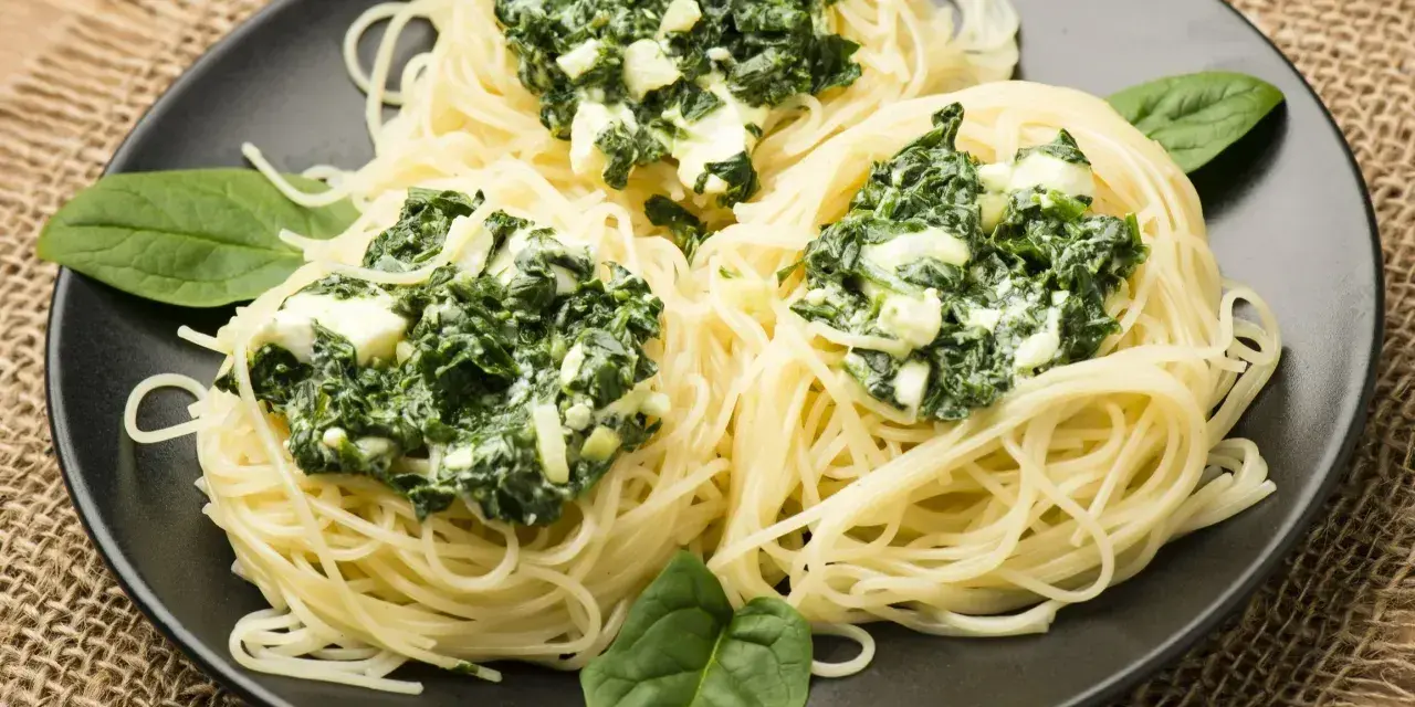 Makaron z pesto ze słoika przepis: spaghetti z kremowym szpinakiem i serem. Szybkie i proste danie.